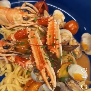 Tagliolini con vongole, scampi e polpa di riccio