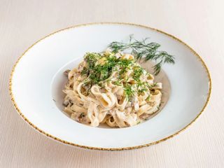 Tagliatelle z boczniakiem i żółtym serem w sosie śmietanowym