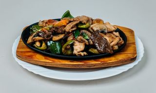 228. Три вида месо на метална плоча със зеленчуци