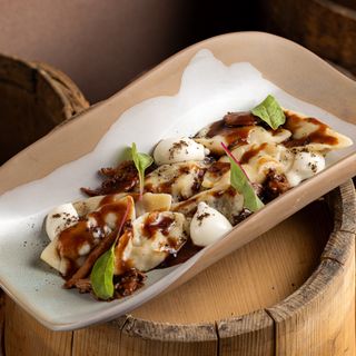 Вареники з рваним м'ясом качки та копченою сметаною (180/80/15 г)