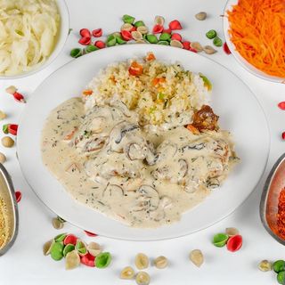 Pileći batak u sosu od pečuraka sa prilogom