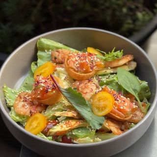 Салат з креветкою й лососем