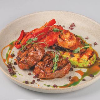 Медальоны из телятины с овощами гриль (280 гр.)