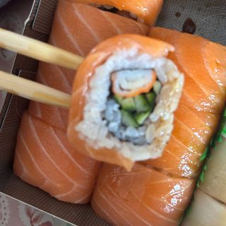 Uramakis de salmón (8 uds.)