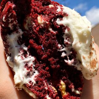 Galleta De Red Velvet Con Chocolate Blanco Y Cobertura Crema De Queso