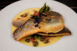 File de biban cu sos beurre blanc cu capere pomodori secchi si sparanghel 320 gr 