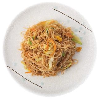 Spaghetti di riso con carne alla piastra