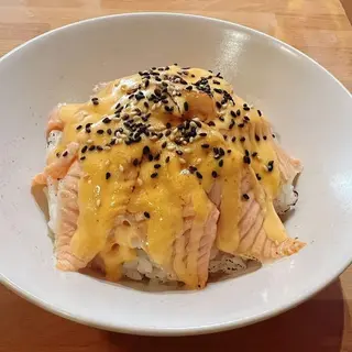 400A. Poké bowl salmón flambeado