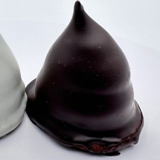 Conitos Negros con Dulce de Leche