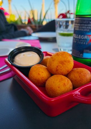 Bolitas Fritas De Queso Con Salsa Rosada (6 Uds.)