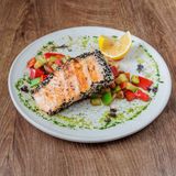 Losos steak sa grilovanim povrćem