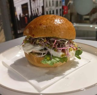 Kanapka z mozarellą i suszonymi pomidorami