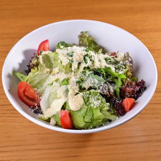 Теплий салат з куркою гриль під сирним соусом (250г)