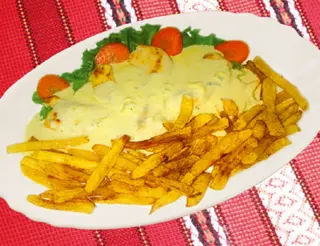 Пиле Рокфор със сметана и пържени картофи (500гр)