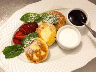 Ніжні гарячі сирники зі сметаною від шефа