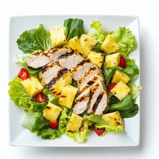 Ensalada De Piña Y Pollo A La Plancha