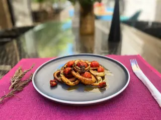 Калмари на плоча със сотирани чери домати