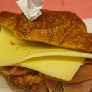 Cornetto salato con prosciutto crudo di Parma, formaggio dolce, olio EVO e lattuga