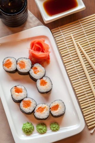 Ролл с острым лососем