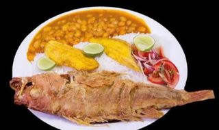 Pescado frito con arroz y menestra