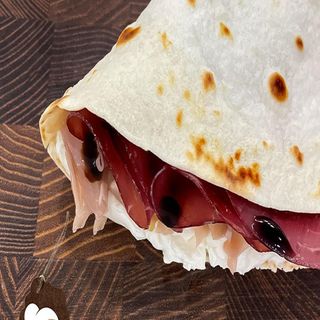 Q5 - Bresaola, grana, pomodoro, rucola e crema aceto