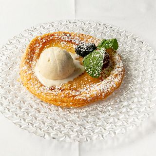 Hojaldre fino de manzana con helado cremoso de vainilla.