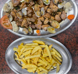 Carne de Porco à Alentejana