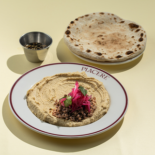 ჰუმუსი და გამომცხვარი საქონლის ხორცი