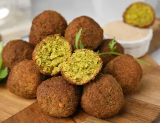 Chifteluțe falafel servite cu orez la abur si sos dulce acrisor hey