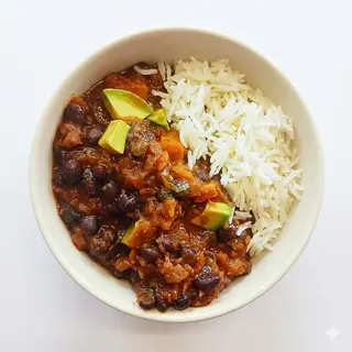 Chili de Frijoles Negros y Boniato con Aguacate y Arroz Basmati