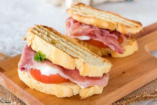 Panino crudo, pomodoro e formaggio