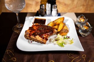 Coaste de porc cu cartofi steakhouse