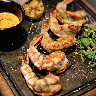 სამეფო კრევეტები გრილზე თაფლის და მდოგვის სოუსით