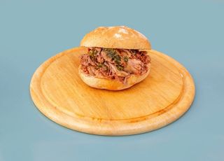 Lampredotto, sale, pepe, salsa verde e piccante