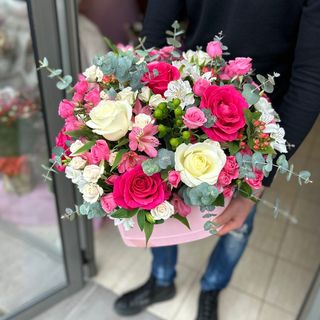 Кутия сърце с рози, алстромерии, мини рози и хиперикум #268