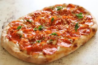 Римская пицца с колбасой