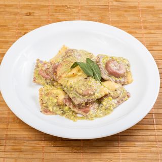 Ravioli Remolacha rellenos de  Mortadella italiana De Pistachos 