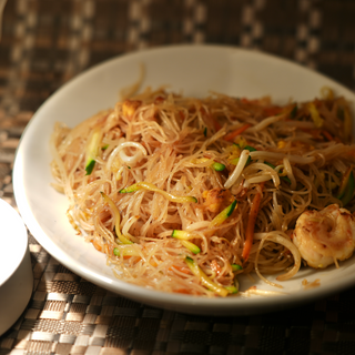Spaghetti di riso con gamberi