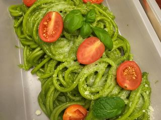 WEGE Spaghetti w sosie szpinakowym z Mascarpone, suszonymi pomidorami, Grana Padano, pomidorkiem koktajlowym i bazylią