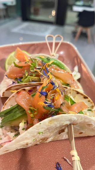 Tacos de salmón (2 uds.)