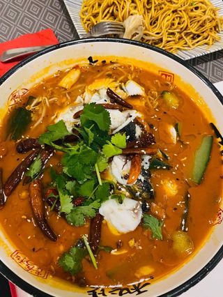 157 Zuppa di pesce piccante (grande)