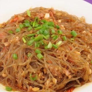 Spaghetti di soia saltato con manzo e le verdure 牛肉炒粉丝