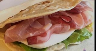 Piadina con prosciutto crudo e formaggio