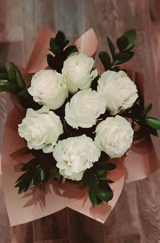 Buchet 7 trandafiri diverse culori și verdeață