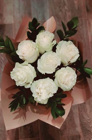 Buchet 7 trandafiri diverse culori și verdeață