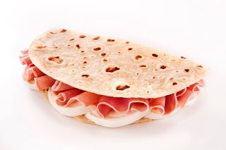 Piadina crudo e mozzarella