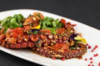 Caracatita la grătar cu pesto cald, roșii cherry si usturoi