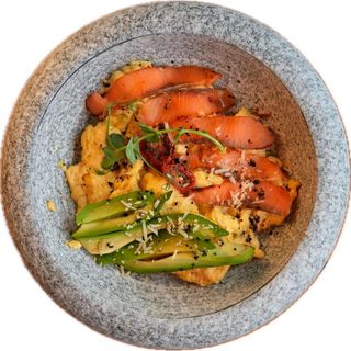 Скрэмбл с лососем и авокадо