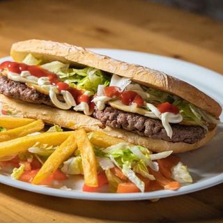 Panino con hamburger di manzo e contorno