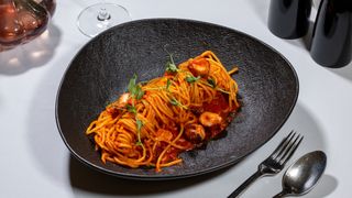 Spaghete picante cu caracatiță și sos de roșii